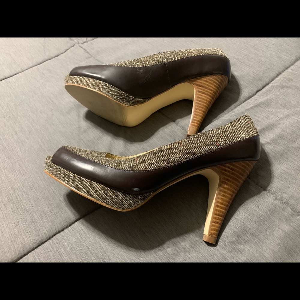 Banana Republic pumps with only a couple scuffs - Picture 3 of 8